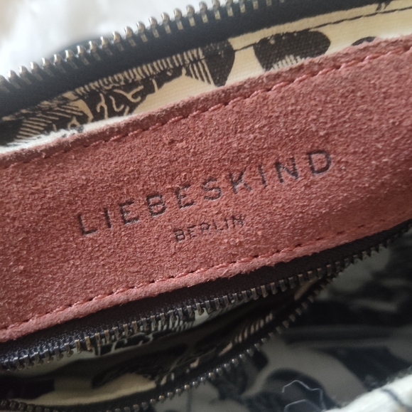 Elegant Black Crossbody Bag - Picture 4 of 4